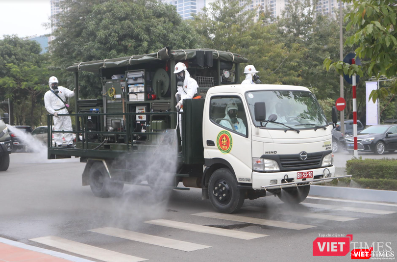 Việc vệ sinh môi trường, phun khử khuẩn diễn ra trong khoảng 1 tiếng (Ảnh: Minh Thuý)