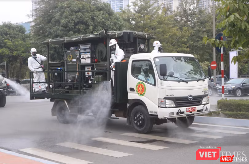 Việc vệ sinh môi trường, phun khử khuẩn diễn ra trong khoảng 1 tiếng (Ảnh: Minh Thuý) Việc vệ sinh môi trường, phun khử khuẩn diễn ra trong khoảng 1 tiếng (Ảnh: Minh Thuý)