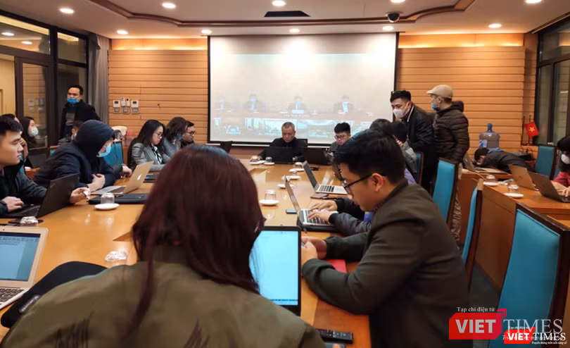 Phòng báo chí tác nghiệp trong cuộc họp tối nay (Ảnh: Minh Thuý)