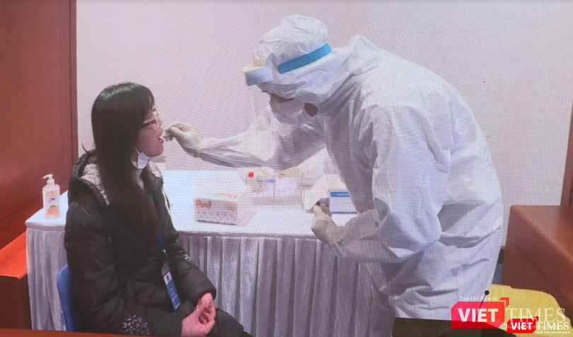 Lấy mẫu xét nghiệm COVID-19 (Ảnh - Minh Thuý) Lấy mẫu xét nghiệm COVID-19 (Ảnh - Minh Thuý)