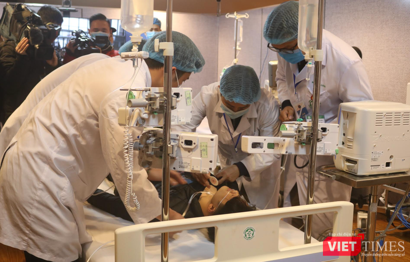 Các bác sĩ cấp cứu cho 1 trường hợp nguy kịch (Ảnh: Minh Thuý)