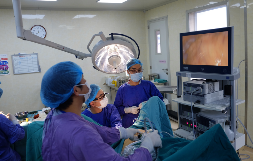 Các bác sĩ tiến hành nội soi cho bệnh nhân (Ảnh: BVCC) Các bác sĩ tiến hành nội soi cho bệnh nhân (Ảnh: BVCC)