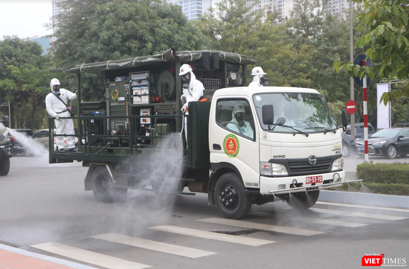 Phun khử khuẩn phòng COVID-19 (Ảnh - Minh Thuý) 