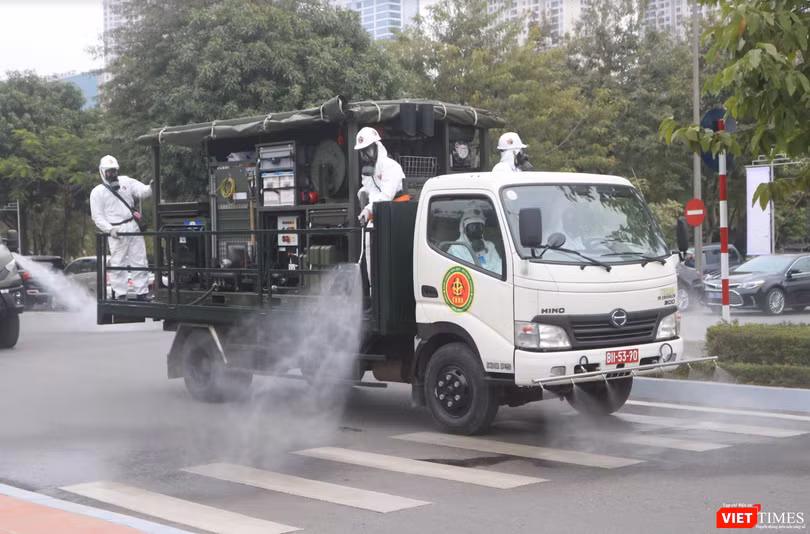 Phun khử khuẩn phòng COVID-19 (Ảnh - Minh Thuý) 