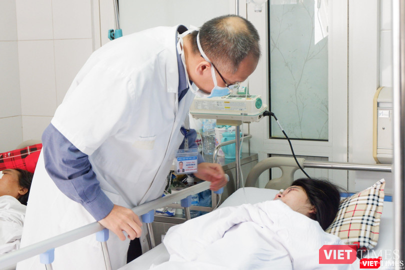 Bác sĩ khám bệnh cho bệnh nhân ở bệnh viện (Ảnh: Minh Thuý) Bác sĩ khám bệnh cho bệnh nhân ở bệnh viện (Ảnh: Minh Thuý)