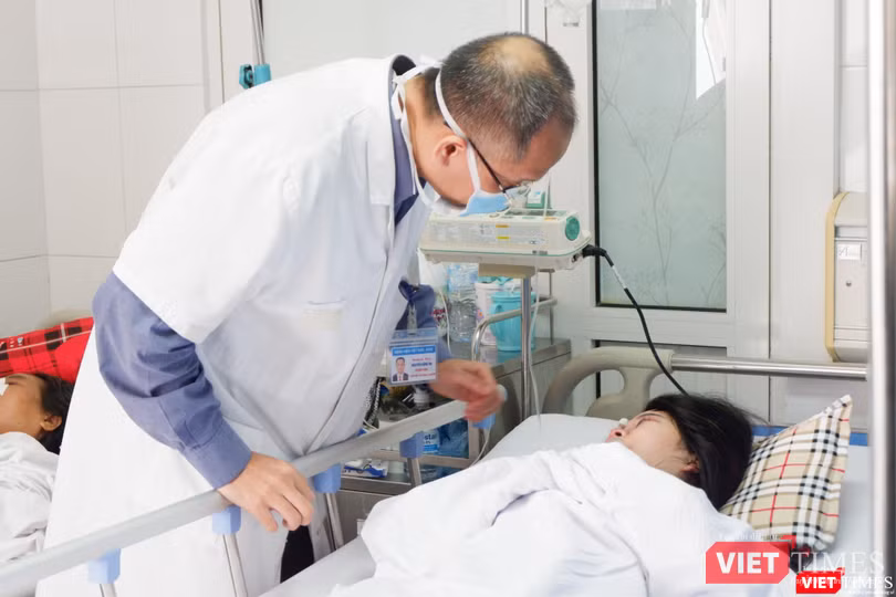 Bác sĩ khám bệnh cho bệnh nhân ở bệnh viện (Ảnh: Minh Thuý)