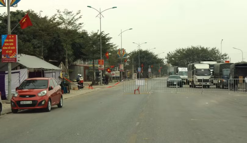 Toàn bộ cụm dân cư có ca mắc COVID-19 ở Hải Dương đều bị phong toả (Ảnh: Đức Tùy - Huy Hoàng)