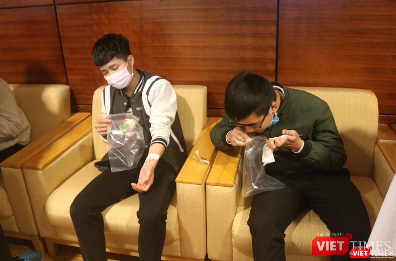 Tình huống nhiều người bị ngộ độc thực phẩm được đưa ra ở buổi diễn tập (Ảnh: Minh Thuý)