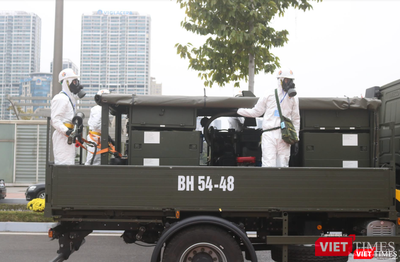 Mỗi xe phun khử khuẩn có khoảng 3-4 cán bộ để điều khiển (Ảnh: Minh Thuý)