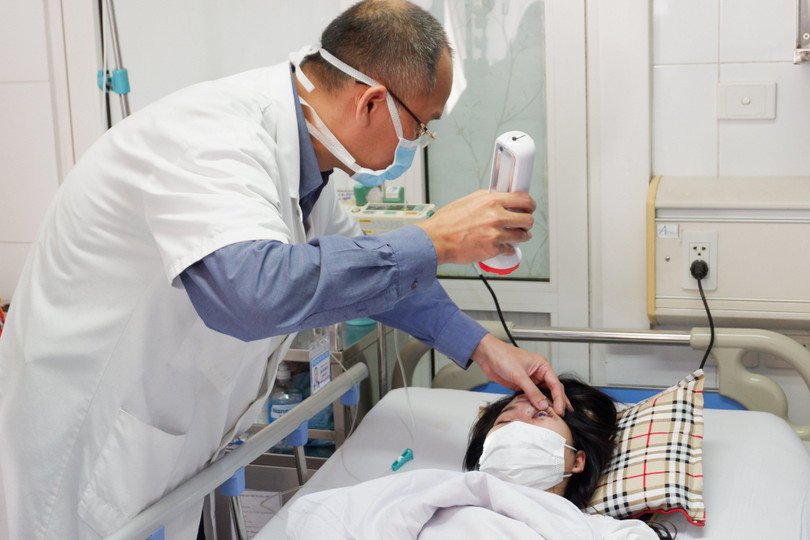 BS. Nguyễn Hồng Hà – Trưởng Khoa Phẫu thuật Tạo hình thẩm mỹ, Bệnh viện Hữu nghị Việt Đức - khám mắt cho bệnh nhân (Ảnh: Minh Thuý) 