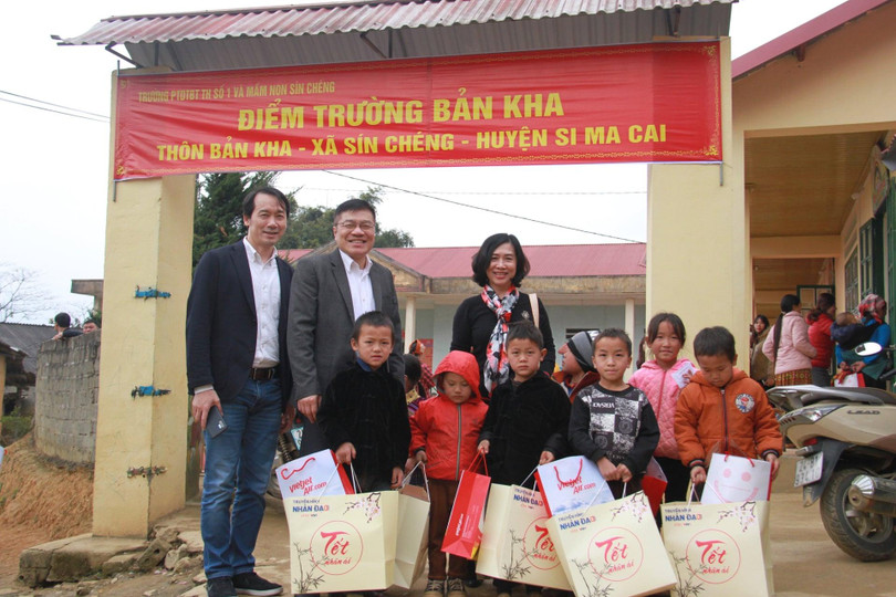 Bệnh viện Hữu Nghị trao quà cho các em học sinh ở Trường mầm non Sín Chéng, huyện Si Ma Cai (Ảnh: BVCC)