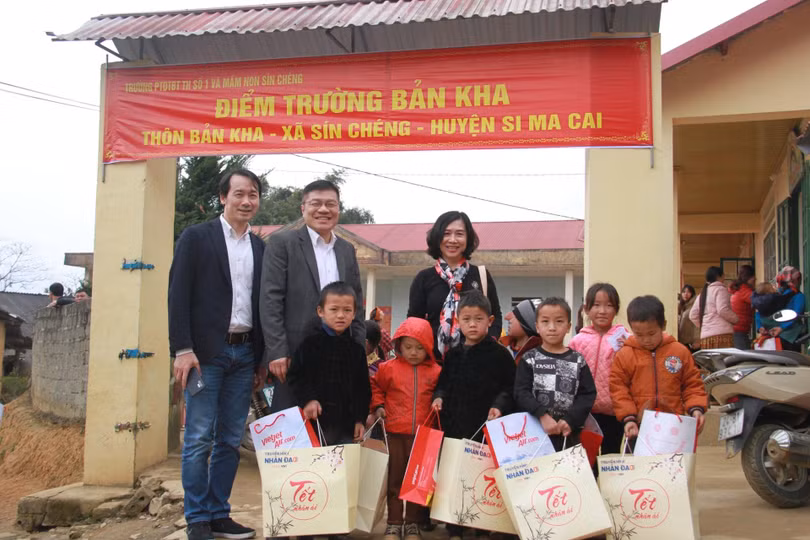 Bệnh viện Hữu Nghị trao quà cho các em học sinh ở Trường mầm non Sín Chéng, huyện Si Ma Cai (Ảnh: BVCC)