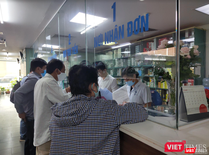 Xếp hàng chờ lấy thuốc ở bệnh viện (Ảnh: Minh Thuý)