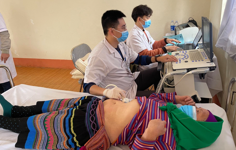 Bác si trực tiếp thăm khám cho người cao tuổi ở xã Sín Chéng, huyện Si Ma Cai, tỉnh Lào Cai (Ảnh: BVCC)