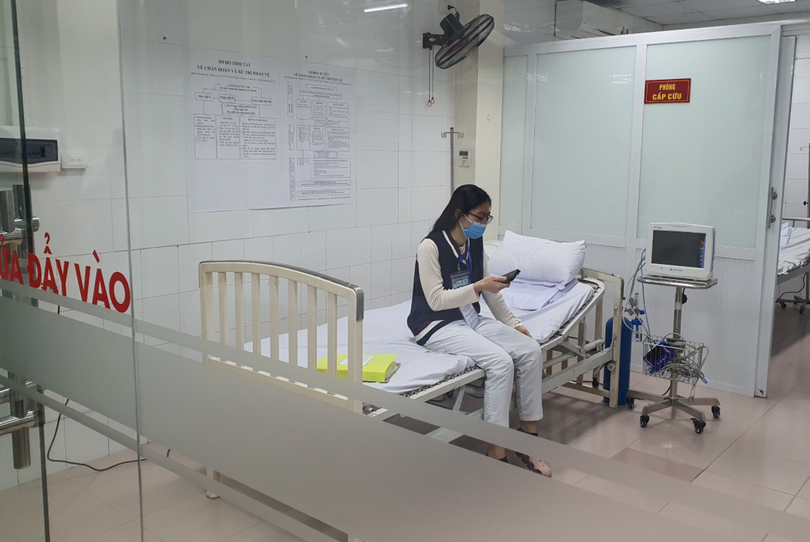 Tình nguyện viên ngồi chờ chuẩn bị tiêm vaccine (Ảnh: Thảo Vy)