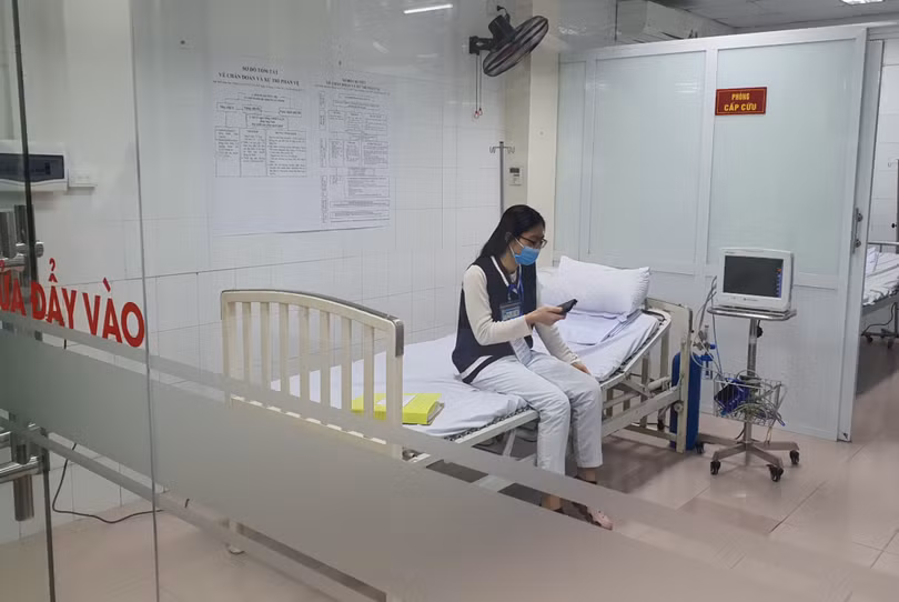 Tình nguyện viên ngồi chờ chuẩn bị tiêm vaccine (Ảnh: Thảo Vy)