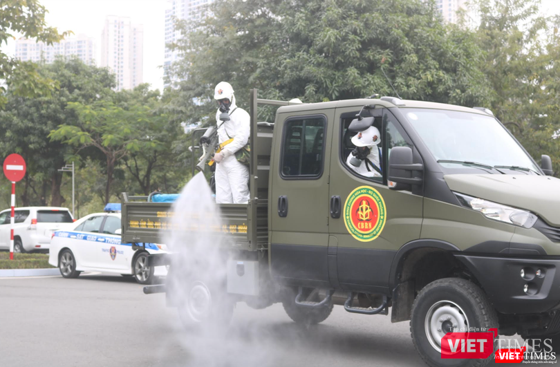 Ngoài các xe ra, vào được phun khử khuẩn, toàn bộ khu vực đi lại giữa các xe cũng được phun (Ảnh: Minh Thuý)