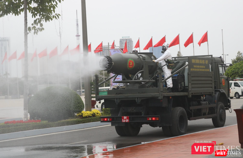 Các xe khử khuẩn sẽ phun toàn bộ các xe ra, vào khu vực diễn ra Đại hội (Ảnh: Minh Thuý)