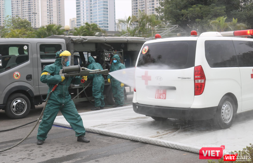 Phun khử khuẩn xe cứu thương nhằm ngăn chặn nguy cơ phóng xạ phát tán ra môi trường (Ảnh: Minh Thuý)