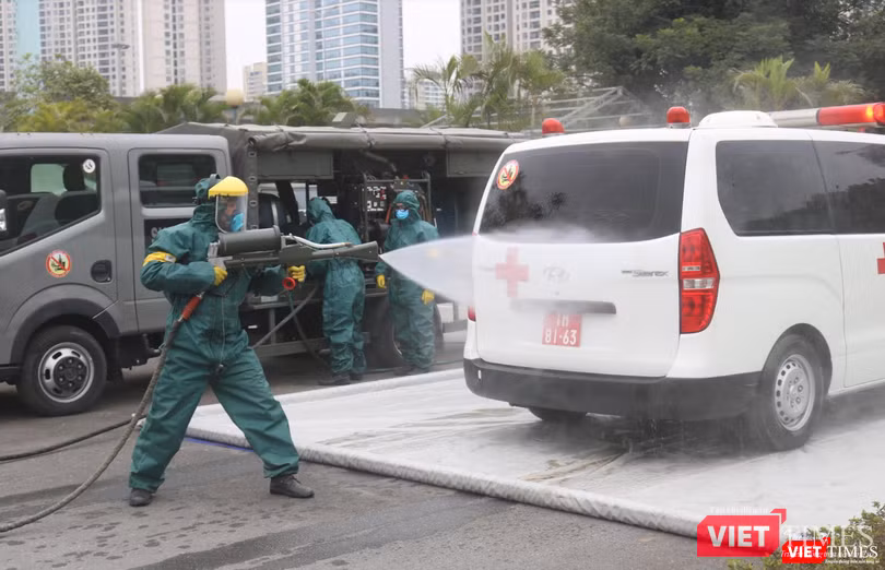 Phun khử khuẩn xe cứu thương nhằm ngăn chặn nguy cơ phóng xạ phát tán ra môi trường (Ảnh: Minh Thuý) Phun khử khuẩn xe cứu thương nhằm ngăn chặn nguy cơ phóng xạ phát tán ra môi trường (Ảnh: Minh Thuý)