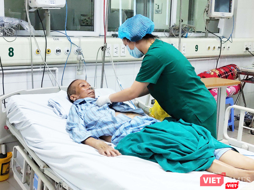 Nhân viên y tế chăm sóc cho bệnh nhân COVID-19 (Ảnh - Minh Thuý)