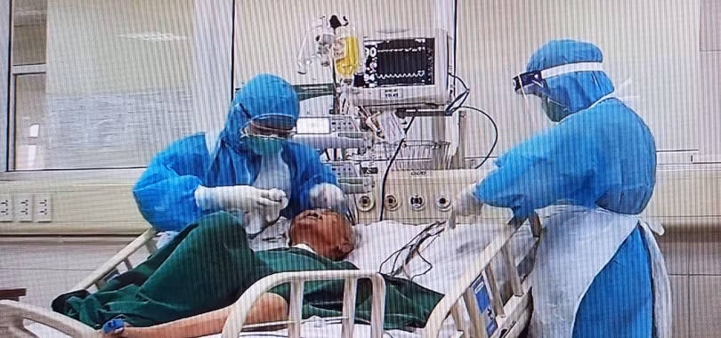 Các bác sĩ tại Bệnh viện Bệnh Nhiệt đới Trung ương cơ sở 2 điều trị cho bệnh nhân 161. Ảnh: Bệnh viện cung cấp 