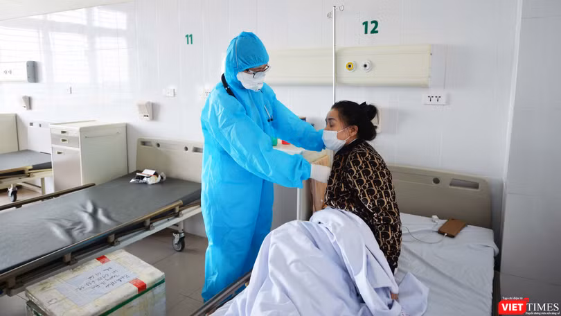 Bác sĩ thăm khám cho bệnh nhân mắc COVID-19 tại Bệnh viện Bệnh Nhiệt đới Trung ương cơ sở 2. Ảnh: Hoàng Anh 