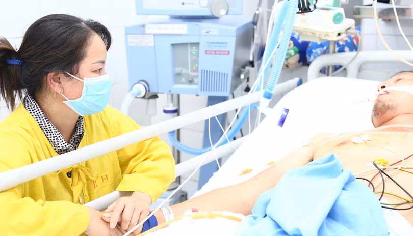 Bệnh nhân Phạm Viết Mạc trong tình trạng nguy kịch vì thiếu nhóm máu hiếm. Ảnh: BVCC