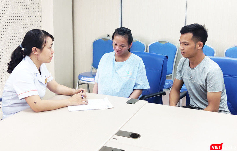 ThS.BS. Lê Thị Thu Hiền – Phó Giám đốc Bệnh viện Chuyên khoa Nam học và Hiếm muộn Hà Nội tư vấn cho vợ chồng chị Triệu Thị Liên. Ảnh: Minh Thúy 