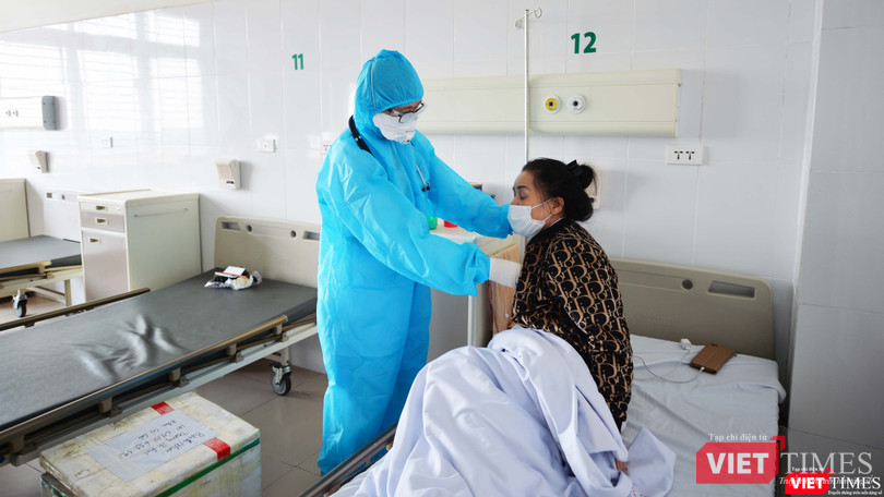 Nhân viên y tế thăm khám cho bệnh nhân mắc COVID-19 (Ảnh - Hoàng Anh)