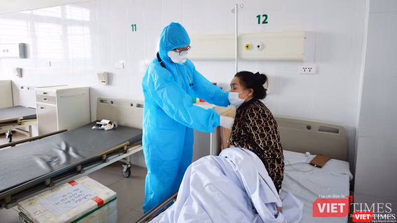 Bác sĩ khám bệnh cho bệnh nhân mắc COVID-19 (Ảnh - Minh Thuý)