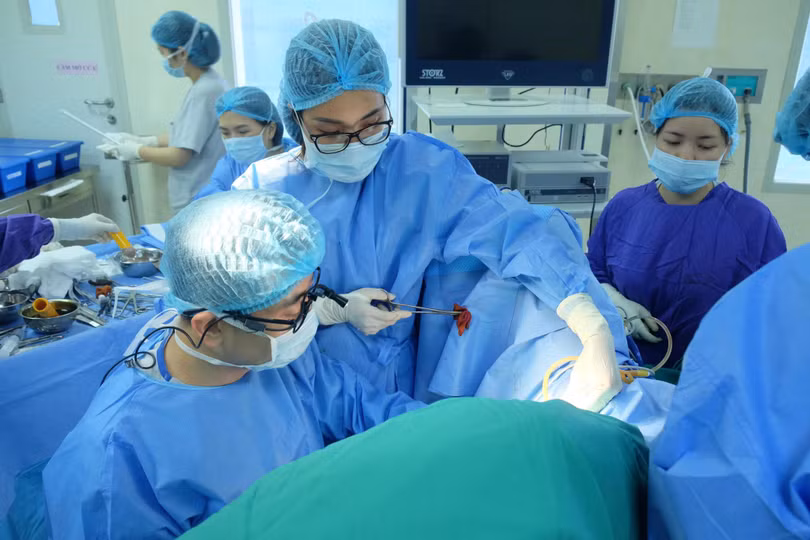 Các bác sĩ phẫu thuật cho bé gái. Ảnh: BVCC