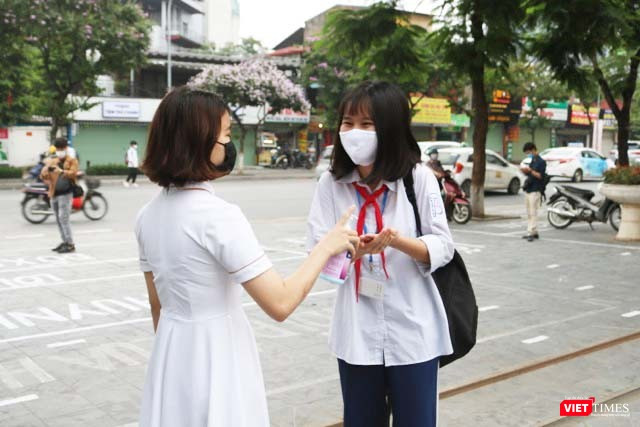 Học sinh rửa tay trước khi vào lớp. Ảnh: Minh Thúy 