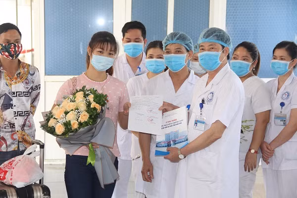 Bệnh nhân 166 mắc COVID-19 trong ngày được công bố khỏi bệnh. Ảnh: Lan Hương 
