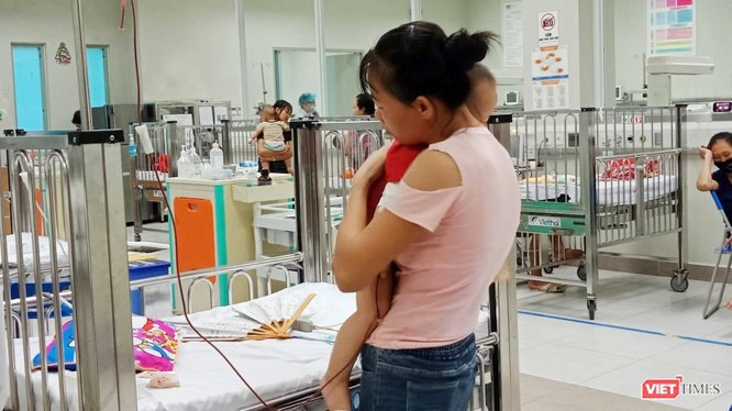Cha mẹ chăm sóc cho trẻ tại bệnh viện. Ảnh: Minh Thúy 