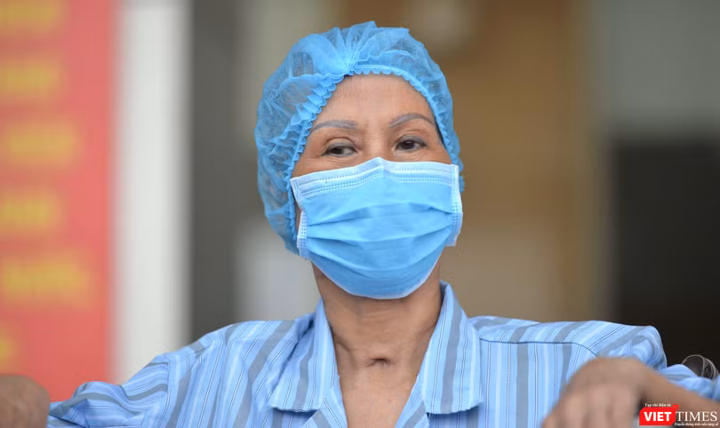 Bệnh nhân 19 mắc COVID-19 trong ngày được công bố khỏi bệnh. Ảnh: Hoàng Anh 