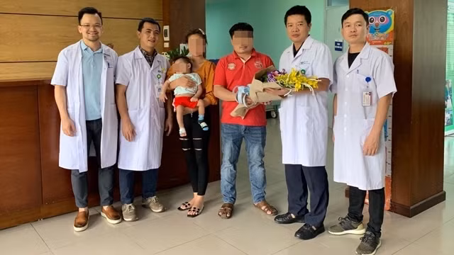 Các bác sĩ Bệnh viện Nhi Trung ương chúc mừng bệnh nhi chuẩn bị xuất viện. Ảnh: BVCC 