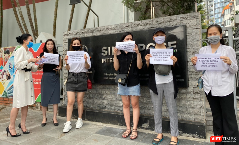 Phụ huynh có con theo học tại Trường Quốc tế Singapore phản ánh về việc thu học phí online. Ảnh: Phụ huynh cung cấp 