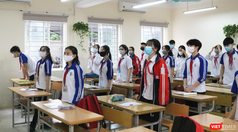 Học sinh chào cờ trong ngày đầu tiên đi học trở lại. Ảnh: Minh Thúy 