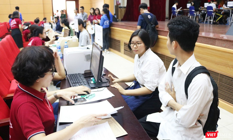 Sinh viên làm thủ tục nhập học tại Trường Đại học Y Hà Nội 