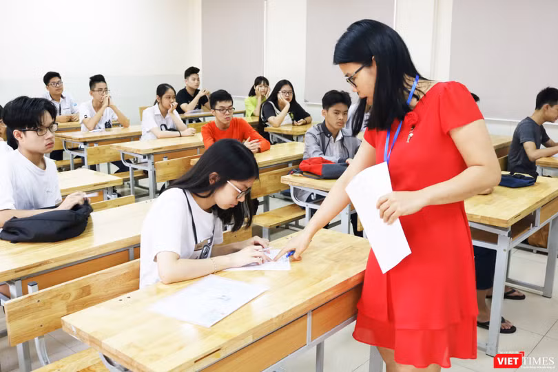 Giáo viên hướng dẫn học sinh làm thủ tục dự thi 