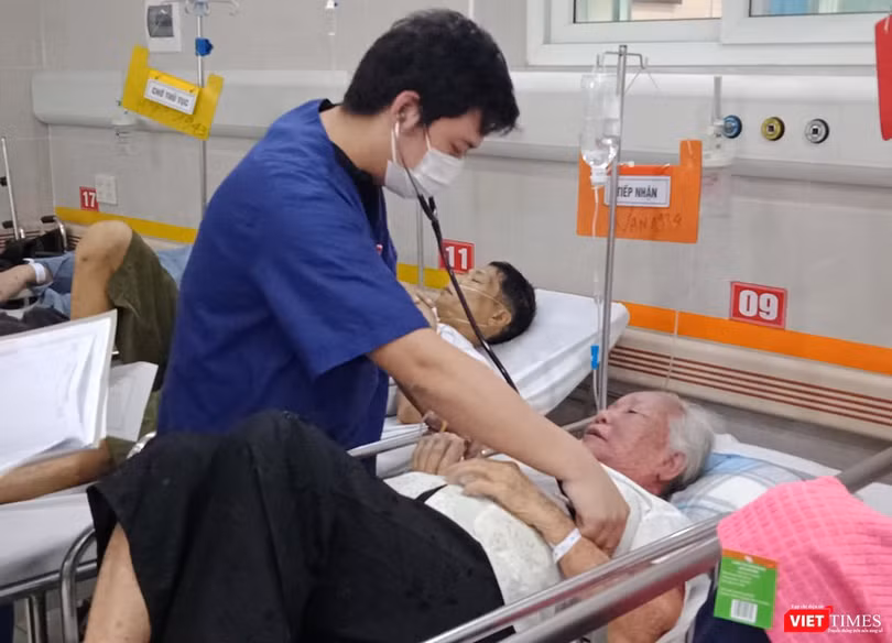 Bác sĩ thăm khám cho bệnh nhân. Ảnh: BVCC