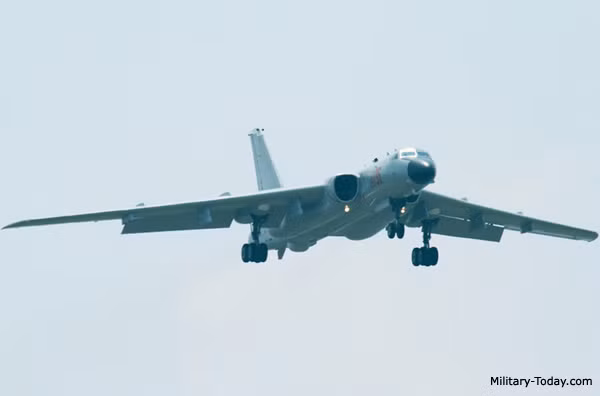 Máy bay ném bom chiến lược tầm xa H6-K.