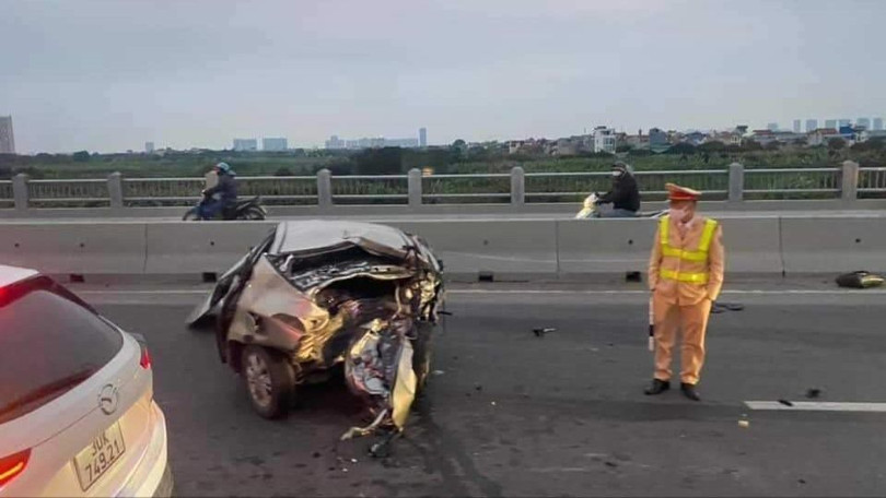 Tai nạn trên cầu Vĩnh Tuy, ô tô văng xa 20 mét