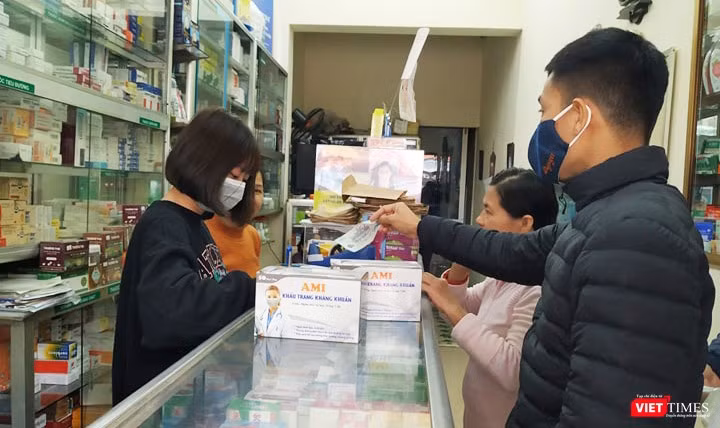 Người dân mua khẩu trang. Ảnh: Lê Mai 