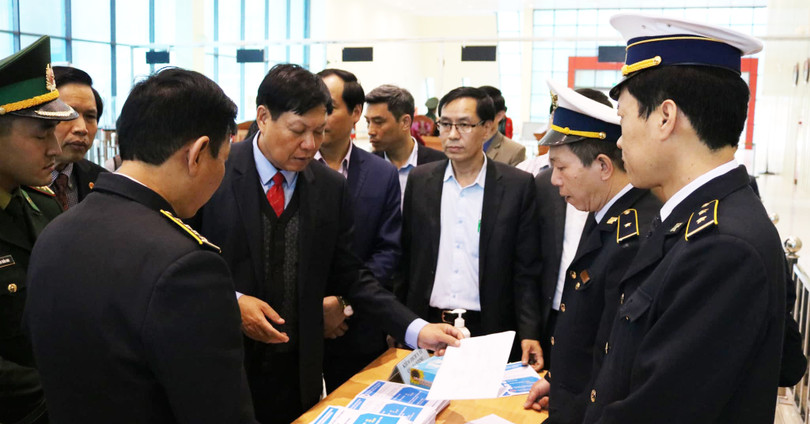 Thứ trưởng Bộ Y tế Đỗ Xuân Tuyên kiểm tra công tác giám sát phòng dịch tại cửa khẩu. Ảnh: Bộ Y tế