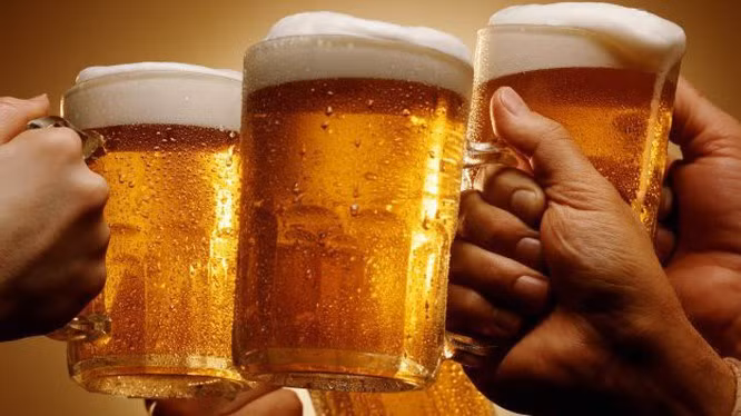 Tiêu thụ rượu, bia trong thời gian dài sẽ dẫn đến nghiện rượu. Ảnh: Internet