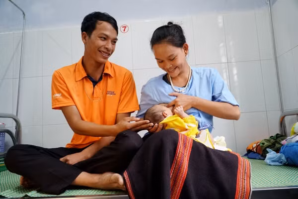 Sản phụ và chồng người dân tộc Cơ Tu. Ảnh: Trung tâm Y tế huyện Đông Giang