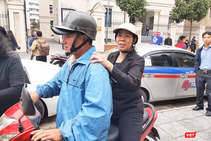 Bị cáo Nguyễn Bích Quy (áo đen đội mũ bảo hiểm ngồi sau) ra về sau khi phiên tòa kết thúc. Ảnh: Minh Thúy. 