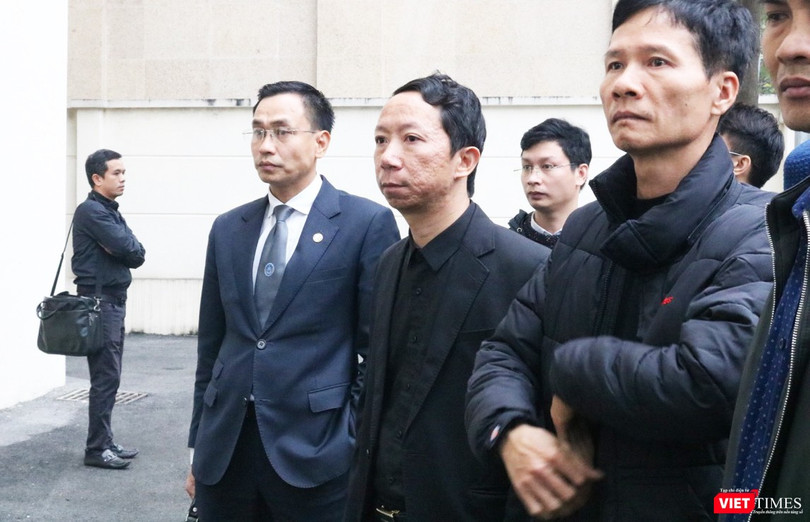 Ông Lê Văn Sơn – bố cháu Lê Hoàng Long (áo đen ở giữa). Ảnh: Minh Thúy